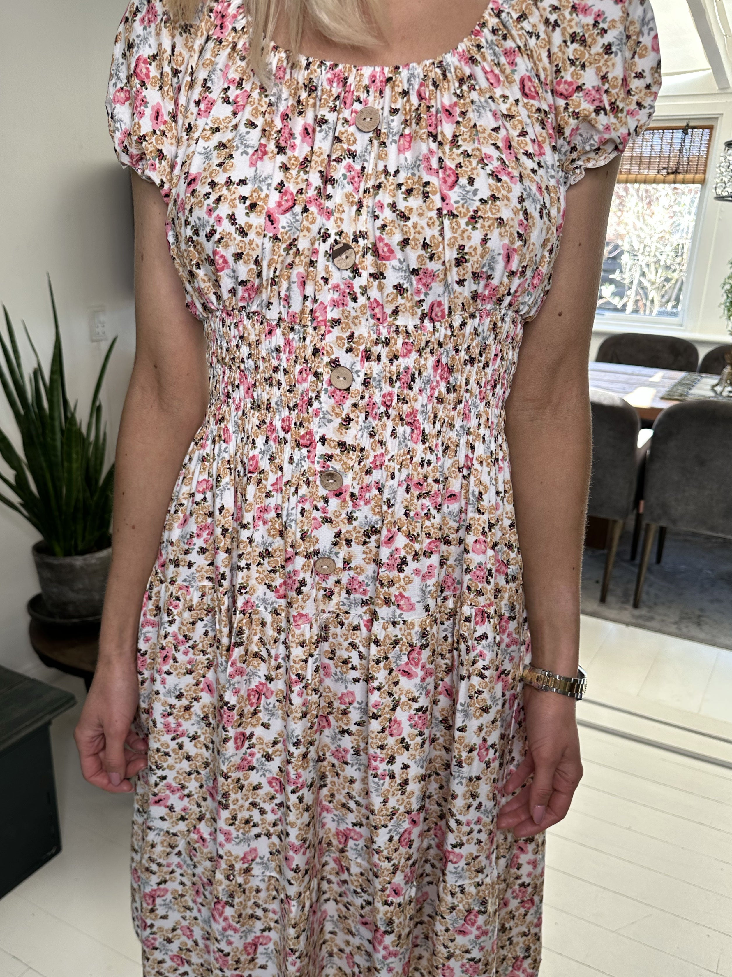 Finalia spring short - Sød småblomstret kjole med pufærmer